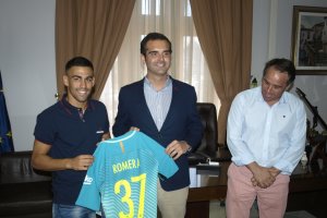 Por orden del señor alcalde que firmen a Dani Romera.