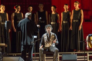 Arcángel  no se acomoda en su papel defigura del cante con una propuesta rompedora.