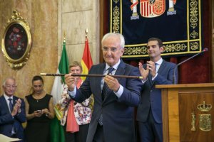 El nuevo subdelegado, con su bastón de mando.