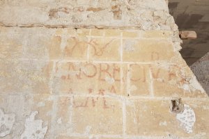 Imagen del \'vítor\' que reza \"La muy noble ciudad de Almería\"