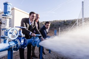 Autoridades de la Diputación Provincial en una de las obras hídricas realizadas en la provincia.