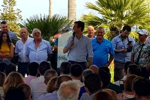 El candidato, Pablo Casado, se citó ayer en la playa de Roquetas con militantes del PP.