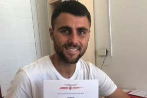 Javi Pérez con el contrato que le une al Almería.