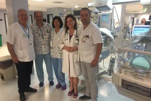 El equipo de Pediatría que atiende a los grandes prematuros, fotografiado en la UCI pediátrica del Complejo Hospitalario Torrecárdenas.