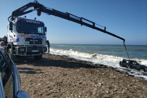 Momento en el que la grúa inicia el rescate del vehículo en Balerma.