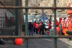 Recepción de los ocupantes de una patera en el Puerto de Almería