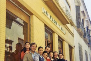 Don Ángel, el confitero de la calle Mariana, en la puesta de su negocio rodeado de su familia