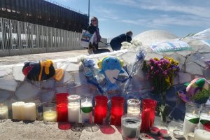 Algunos de los recuerdos que los almerienses dejaron en La Ballena