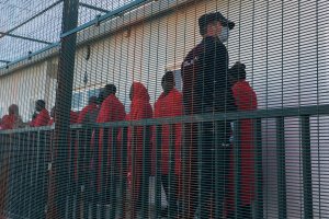 Policía Nacional con mascarillas en los módulos del Puerto de Almería