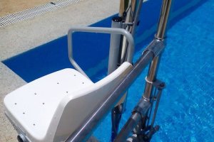Imagen de la silla adaptada ubicada en la piscina de Dalías.