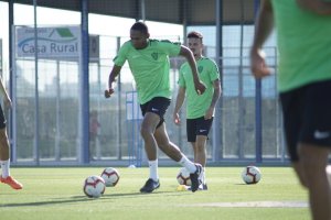 Entrenamiento rojiblanco en el campo de Pinatar.
