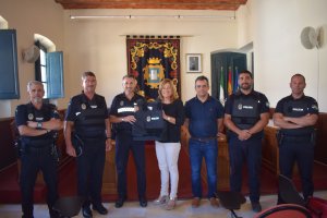 La alcaldesa y el concejal de Persona, junto inspector jefe y algunos agentes.