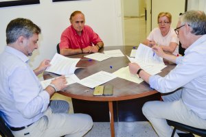Firma del contrato de alquiler de la vivienda.