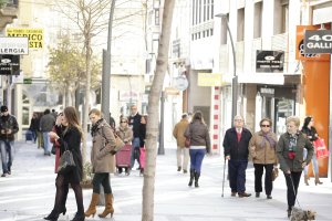 Zona comercial en la calle Reyes Católicos d e la capital almeriense que sirve de termómetro del poder adquisitivo en la ciudad.