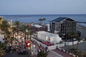 Concierto de Lori Meyers realizado en la playa e inicio de la polémica