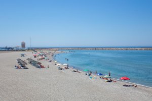 Imagen de una de las playas del litoral ejidense ubicada en Almerimar.