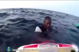 Rescate de los supervivientes, en una imagen difundida por Salvamento Marítimo