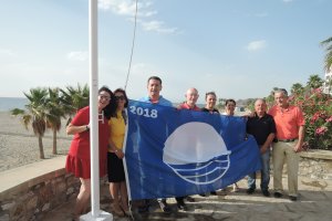 Alcaldesa y concejales con la Bandera Azul.