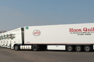 El tránsito de camiones disminuye, pero no cesa, en verano