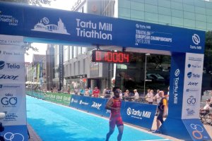 Jairo Ruiz cruzando la meta en segunda posición.