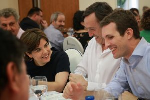 Rafael Hernando, entre los dos candidatos.