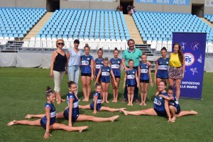 Juanjo Segura con las deportistas del Stella Maris.