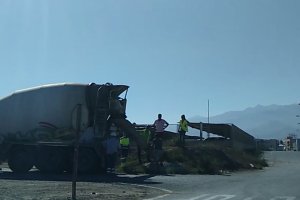 Operarios en la zona del nuevo vertido.