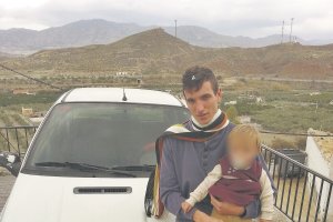 José Antonio Cortés, con una de las niñas, en una foto facilitada por él.