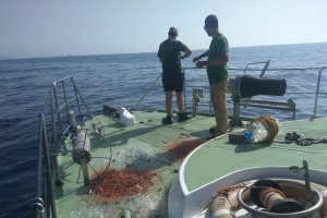 Agentes de Medio Ambiente retiran la red ilegal.