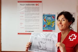 Eva Moya, de Cruz Roja de Vera, conel número premiado.
