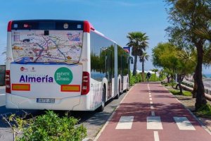 Autobús que recorre parte del litoral de la capital