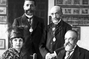 Blanca de los Ríos junto a los académicos Rafael Ramírez de Arellano, Adolfo Aragonés y Vicente Lampérez (su marido).