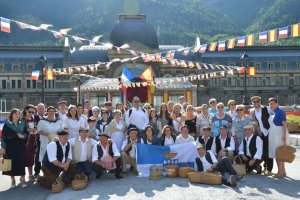 Vecinos de Macael, ante la estación de Canfranc.