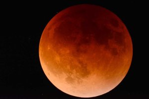 Luna de sangre, llamada así por su color rojizo, es la que se verá el día del eclipse.