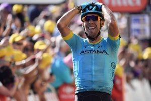 El corredor cruza la línea de meta.