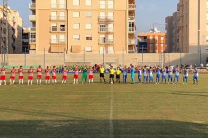 Los equipos se saludan en el centro del campo.