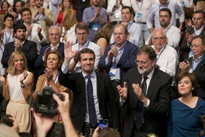 Aplausos para Pablo Casado al ganar el congreso. Foto: TAREK