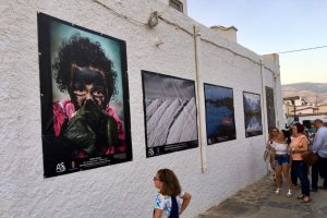 Vecinos contemplando algunas de las fotografías.