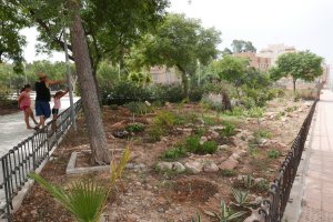 Un parque en Piedras Redondas cuyo jardín ha sido levantado y mantenido por los vecinos del barrio.