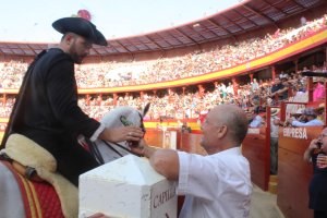 El alguacilillo recibe la llave de corrales de manos del responsable de la puerta principal.