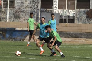 Disputa de balón entre Sergio Aguza y Chema Núñez.