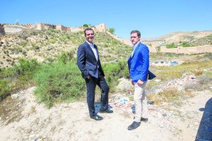 visita a la zona del alcalde de Almería, Ramón Fernández-Pacheco, y el concejal de Desarrollo Urbano y Vivienda, Miguel Ángel Castellón.
