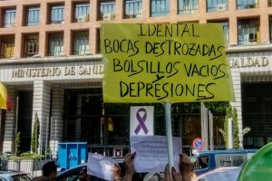 Afectados por el cierre de iDental en una protesta.