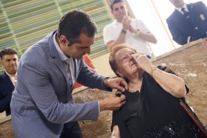 Isabel Simón, la churrera de El Alquián, recibe emocionada el Escudo de Oro de Almería de manos del alcalde.