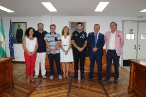 Nuevo policía y los funcionarios ascendidos junto al alcalde y concejales durante su toma de posesión.