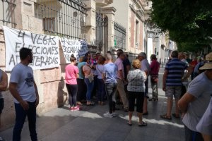 Los integrantes de la candidatura de Serrano ayer ante la Delegación del Gobierno