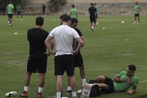 Samu de los Reyes con los médicos del Almería.