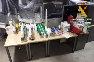 Imágenes cedidas por la Guardia Civil del material fitosanitario sustraído.