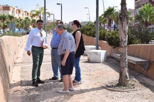 Miguel Cazorla, portavoz de Cs, visitando con los vecinos el Bulevar Rambla Iniesta.