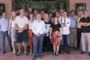 Escritores con representantes de La Voz, Cosentino y Arráez Editores. Foto: Rodrigo Valero.